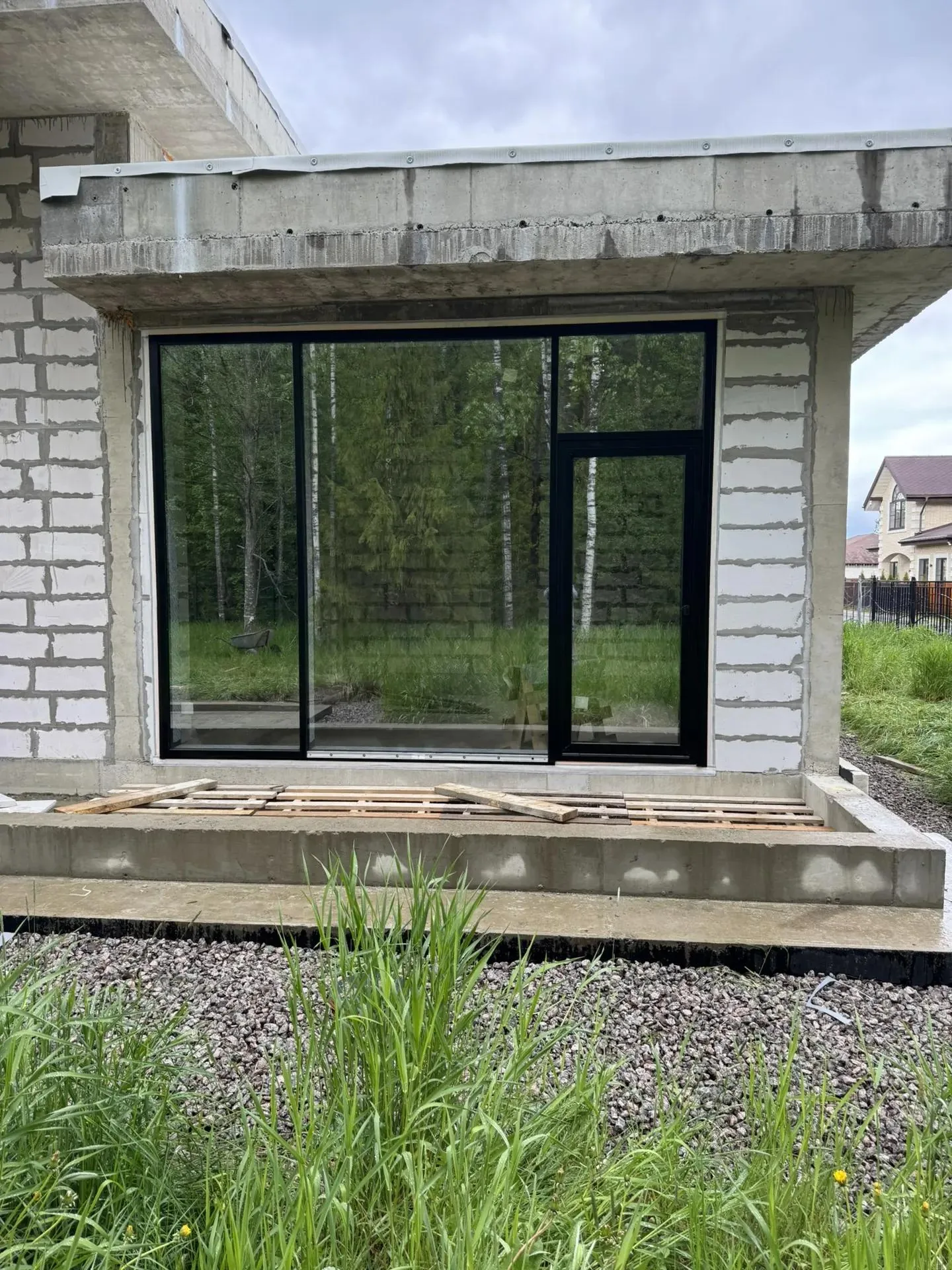 Панорамное остекление двухэтажного коттеджа в Юкках — фото 3
